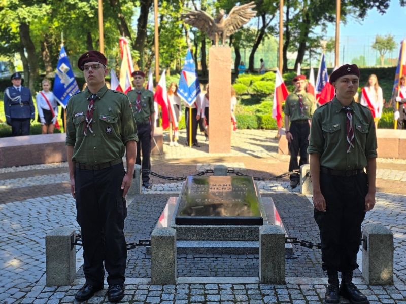 Harcerze pełniący wartę przy grobie nieznanego żołnierza.