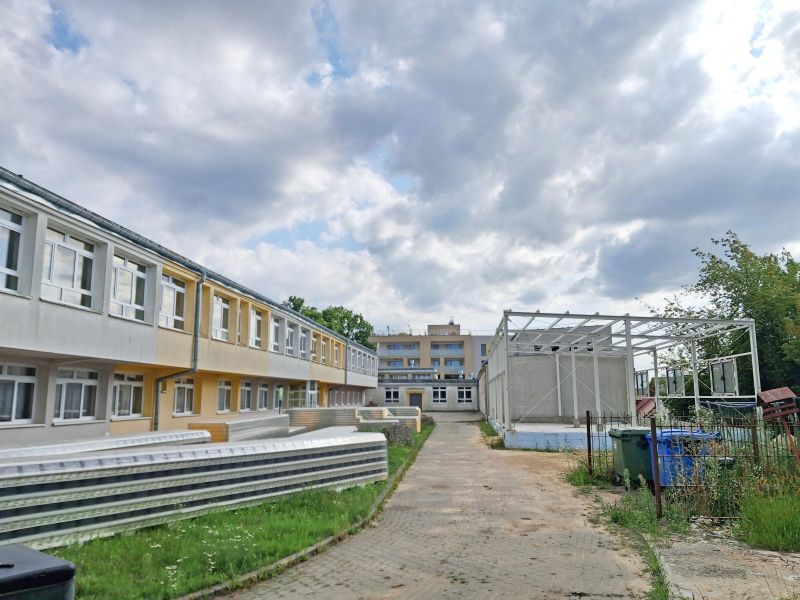 Budynek CKZiU i trwająca budowa boksów z materiałami na placu.