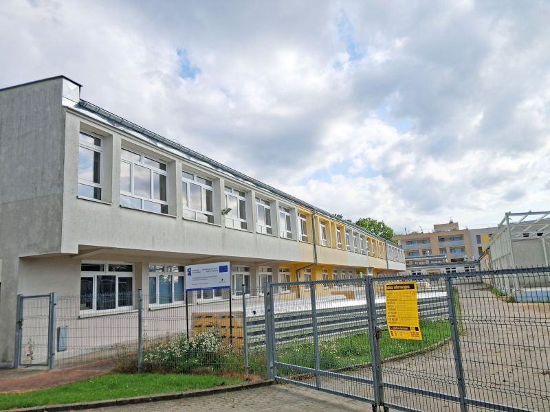 Budynek CKZiU i trwająca budowa boksów z materiałami na placu.