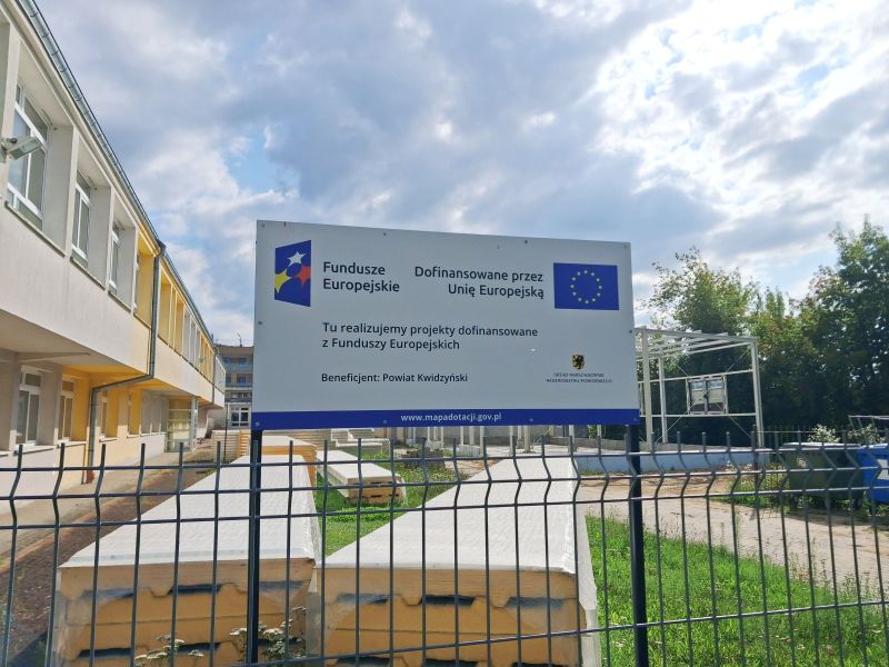 Tablica informacyjna o dofinansowaniu z Unii Europejskiej na wyposażenie boksów CKZiU.