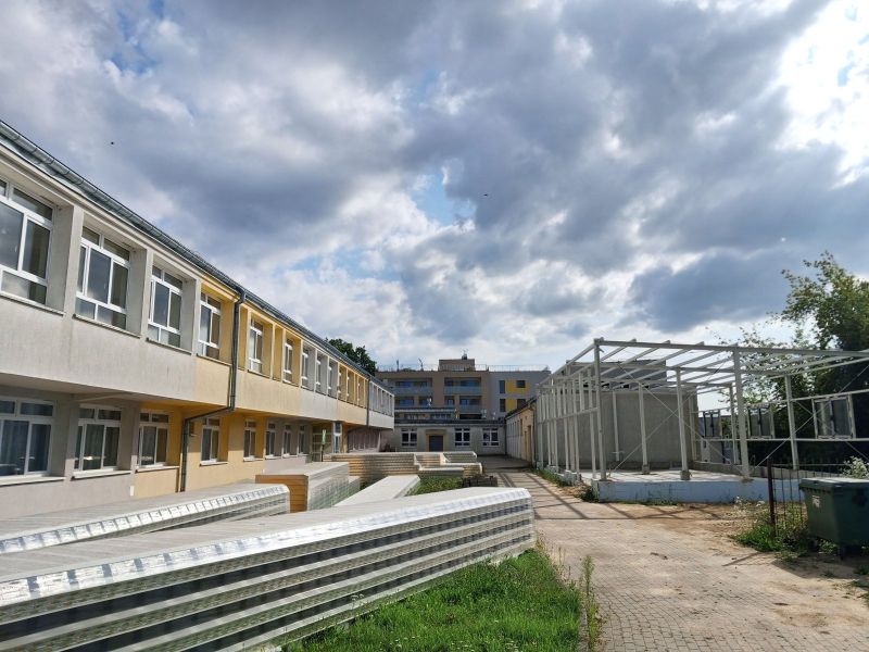 Budynek CKZiU i trwająca budowa boksów z materiałami na placu.