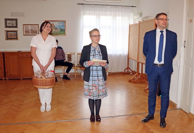 Krzysztof Michalski, zastępca wójta gminy Kwidzyn, wraz z opiekunami WTZ przemawia do zgromadzonych uczestników Warsztatu Terapii Zajęciowej.