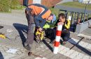 Uczestnik pracowni ogrodniczo-gospodarskiej „WTZ” z opiekunem.