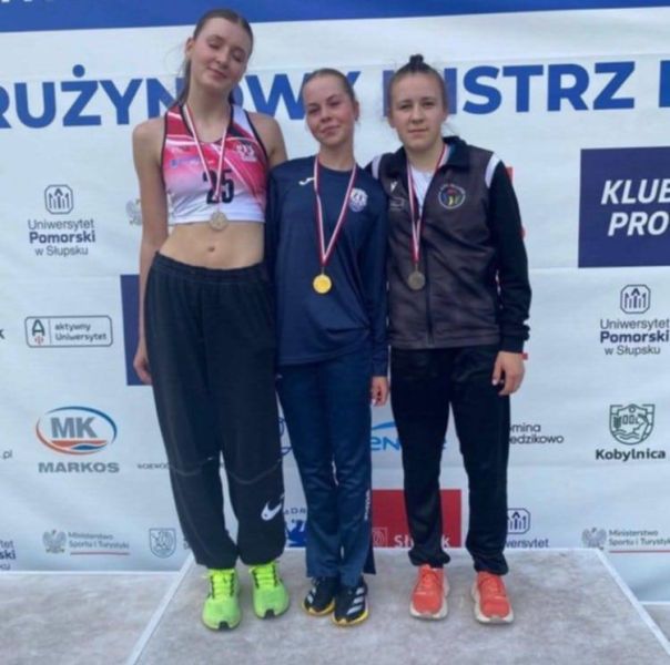 Zawodniczki Kwidzyńskiego Klubu Lekkoatletycznego „Rodło”, prezentują zdobyte medale.