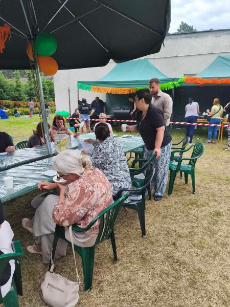 zdjęcie przedstawia ludzi podczas festynu. 