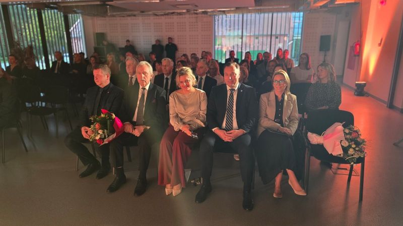 Na zdjęciu widać zaproszonych gości siedzących w Sali, przyciemnione światło