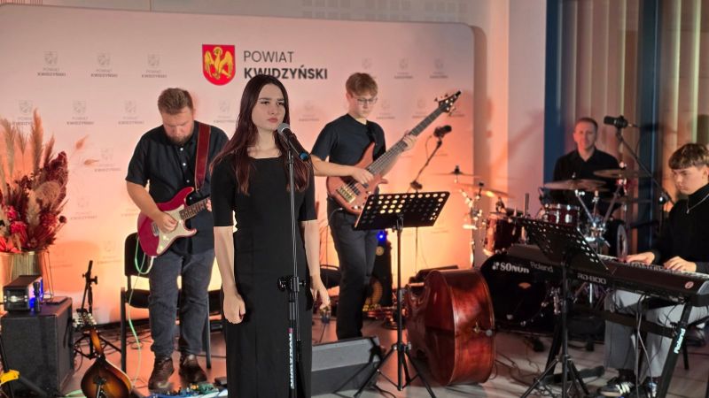 Na zdjęciu widać zespół muzyczny, na pierwszym planie wokalistka