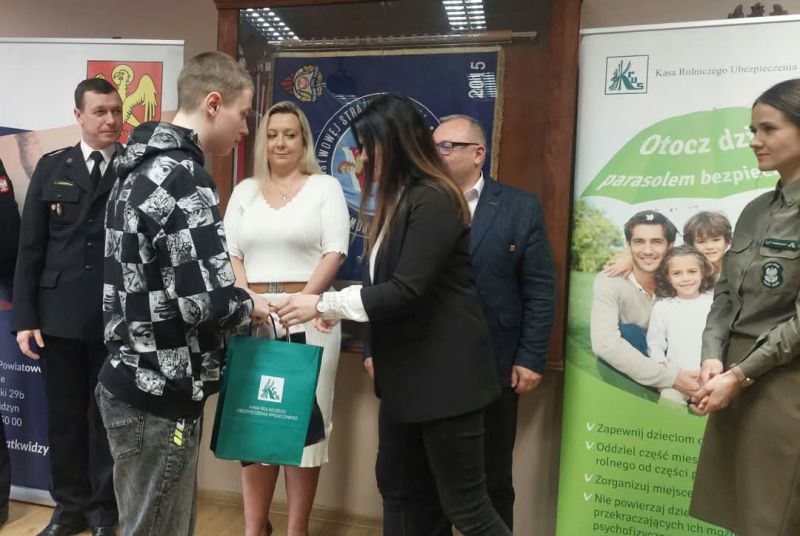 Wręczenie nagród, z przedstawicielami służb mundurowych i zaproszonymi gośćmi.