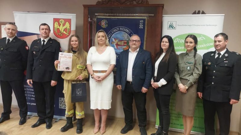 Wręczenie nagród, z przedstawicielami służb mundurowych i zaproszonymi gośćmi.