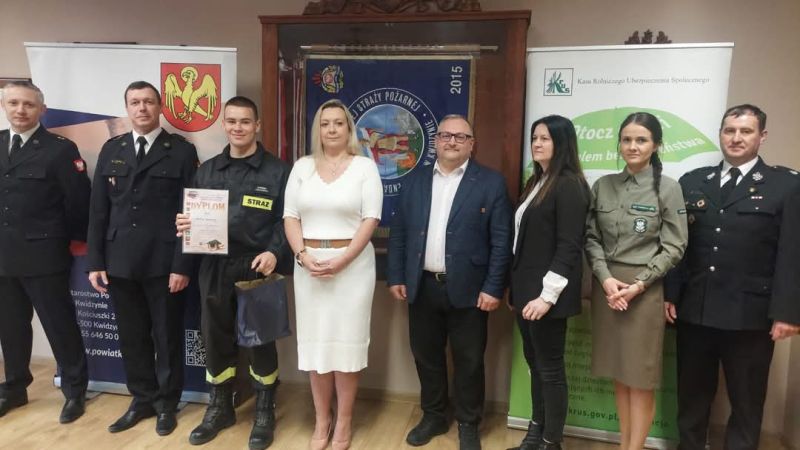 Wręczenie nagród, z przedstawicielami służb mundurowych i zaproszonymi gośćmi.