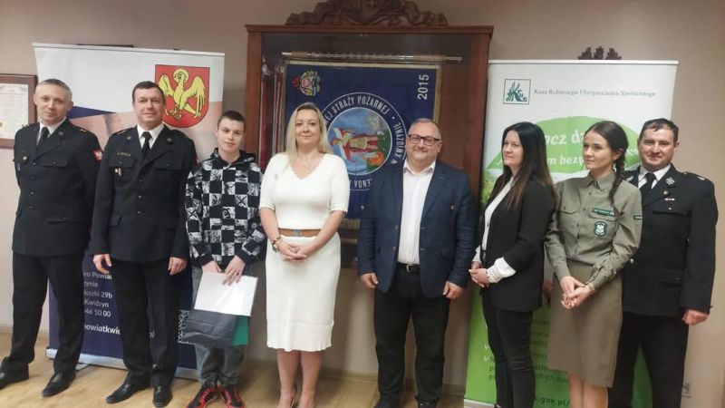 Wręczenie nagród, z przedstawicielami służb mundurowych i zaproszonymi gośćmi.