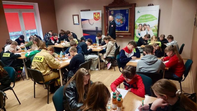 Uczestnicy w trakcie pisania testu w ramach powiatowych eliminacji OTWP w Kwidzynie.