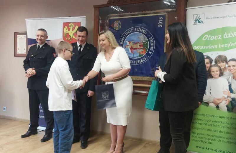 Wręczenie nagród przez członkinię Zarządu Powiatu Katarzynę Ochlik-Rafkę w obecności służb mundurowych.