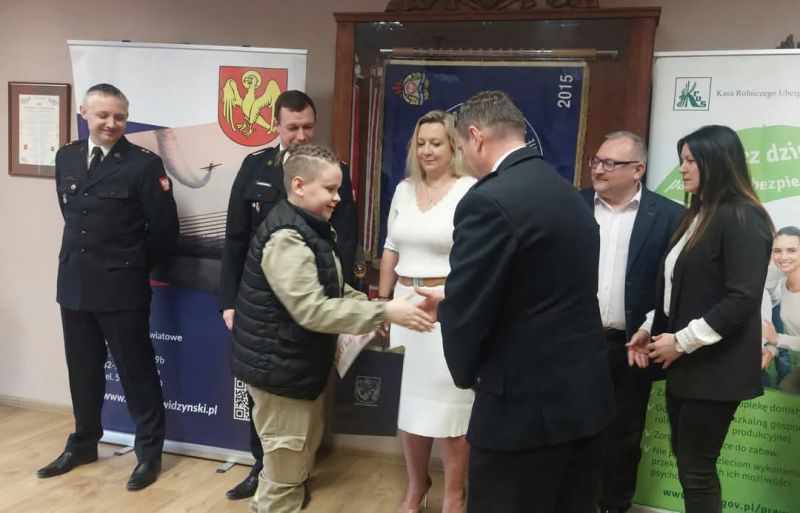 Wręczenie nagród, z przedstawicielami służb mundurowych i zaproszonymi gośćmi.