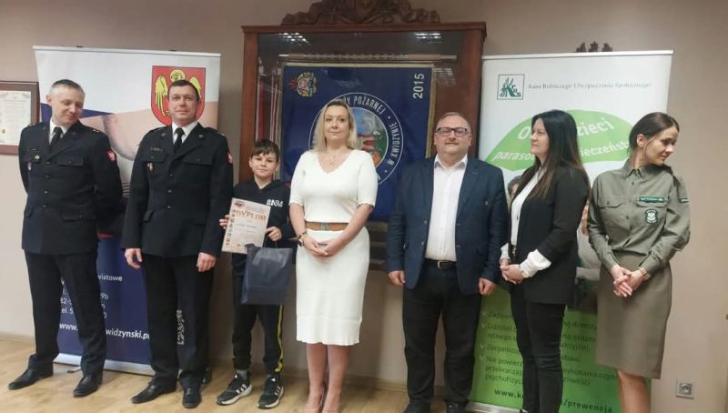 Wręczenie nagród, z przedstawicielami służb mundurowych i zaproszonymi gośćmi.