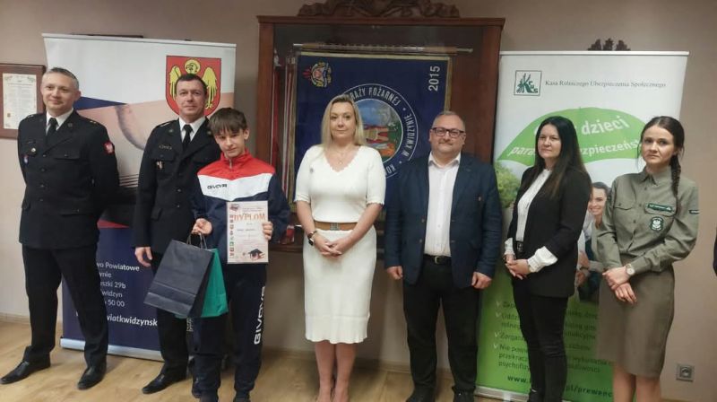 Wręczenie nagród, z przedstawicielami służb mundurowych i zaproszonymi gośćmi.