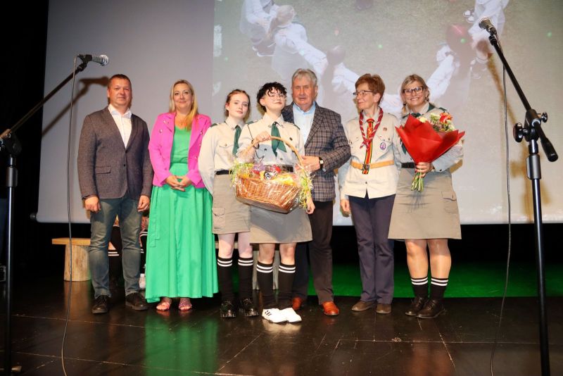 Jerzy Śnieg, Tomasz Frejnagiel, Katarzyna Ochlik-Rafka, Anna Jankowska oraz harcerki pozują razem do pamiątkowego zdjęcia na scenie.