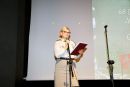 Anna Jankowska, dyrektor Młodzieżowego Ośrodka Wychowawczego i drużynowa drużyny „Wesołe Włóczęgi”, na scenie podczas powitania gości jubileuszu 60-lecia.