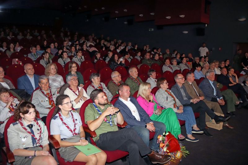 Zaproszeni goście oglądają występy podczas uroczystości jubileuszowej 60-lecia drużyny „Wesołe Włóczęgi”.
