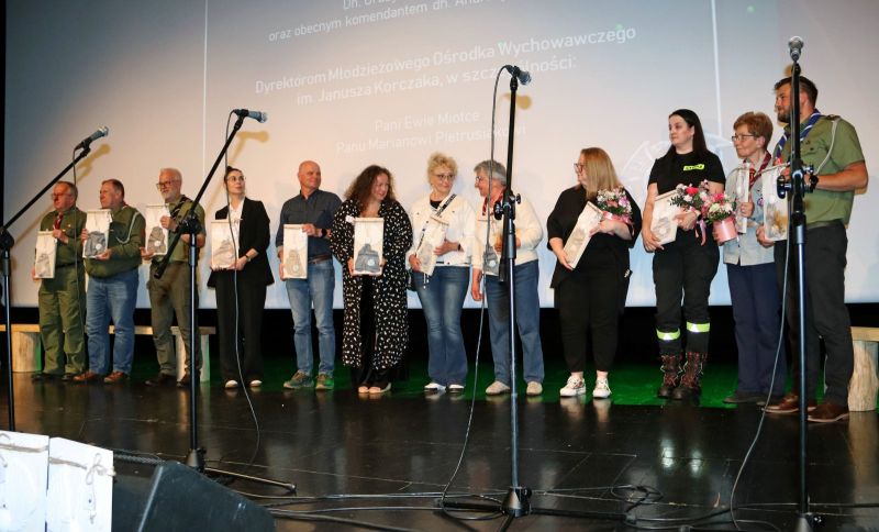 Wyróżnieni działacze harcerscy – wspólne zdjęcie na scenie podczas wręczenia wyróżnień.