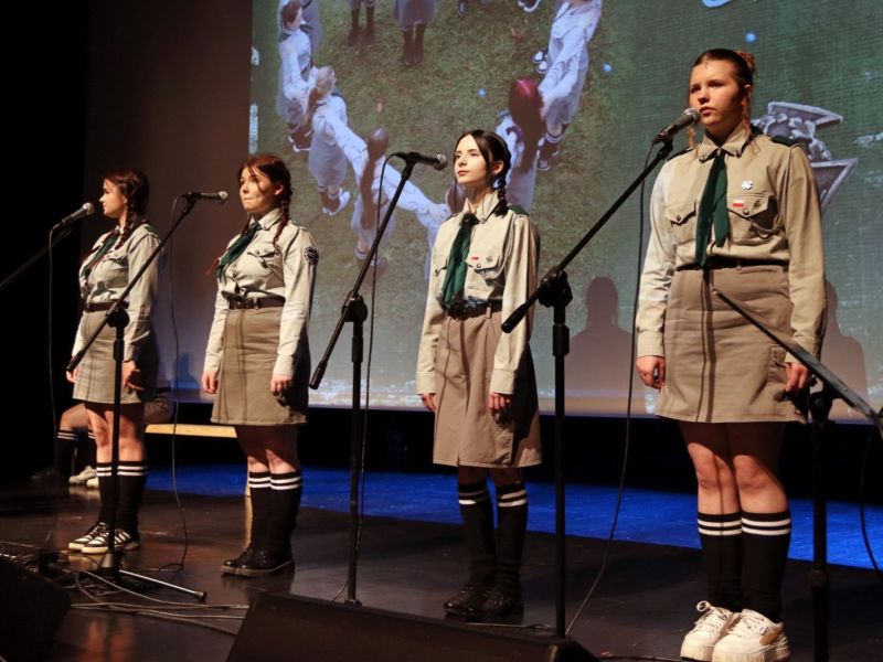 Harcerki podczas występu artystycznego na scenie.