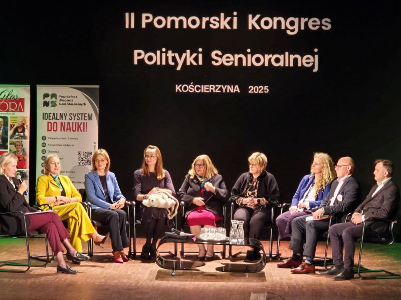 Zdjęcie przedstawia wszystkich uczestników kongresu podczas panelu dyskusyjnego.
