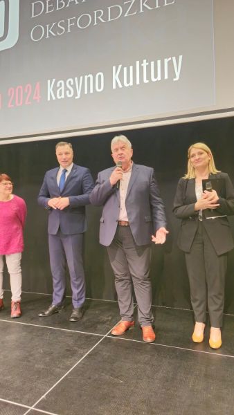 Od lewej: Bożena Rybus, Wiceprzewodnicząca Rady Powiatu Kwidzyńskiego, Sebastian Kasztelan, Burmistrz Miasta Kwidzyna, Jerzy Śnieg, Przewodniczący Rady Powiatu Kwidzyńskiego, Katarzyna Bednarek, Dyrektor Biblioteki Miejsko-Powiatowej w Kwidzynie.