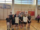 Zdjęcie przedstawia sześcioro dzieci stojących w jednym rzędzie, po wręczeniu medali. Za dziećmi kolejno od prawej strony Tomasz Kazimierczyk, Tomasz Frejnagiel, Łukasz Szczepanowski oraz Damian Torbowski. 