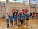 Zdjęcie przedstawia młodzież stojącą w rzędzie, po wręczeniu dyplomów i medali. Wszyscy ubrani w jednakowe koszulki z napisem OSP Czarne Dolne.  Za nimi kolejno Tomasz Frejnagiel, Karolina Nowak oraz Tomasz Kazimierczyk. 