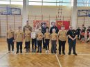 Na zdjęciu dziewięcioro dzieci, po wręczeniu medali i dyplomów. W tle za nimi widzimy Piotra Sztypkę, Katarzynę Ochlik-Rafkę, Tomasza Kazimierczyka oraz Tomasza Frejnagiela. 