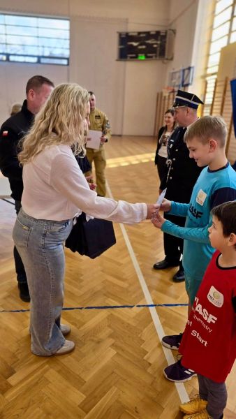 Na zdjęciu widzimy Członkinię Zarządu Powiatu Kwidzyńskiego Katarzynę Ochlik-Rafkę wręczającą dyplom chłopcu.
