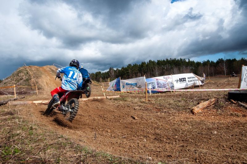 zawodnik w trakcie jubileuszowych zawodów cross-country