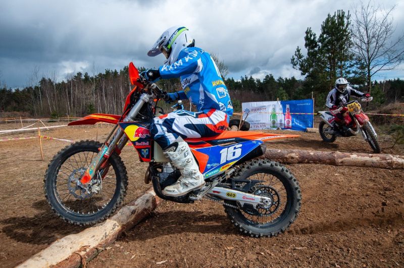 zawodnik w trakcie jubileuszowych zawodów cross-country