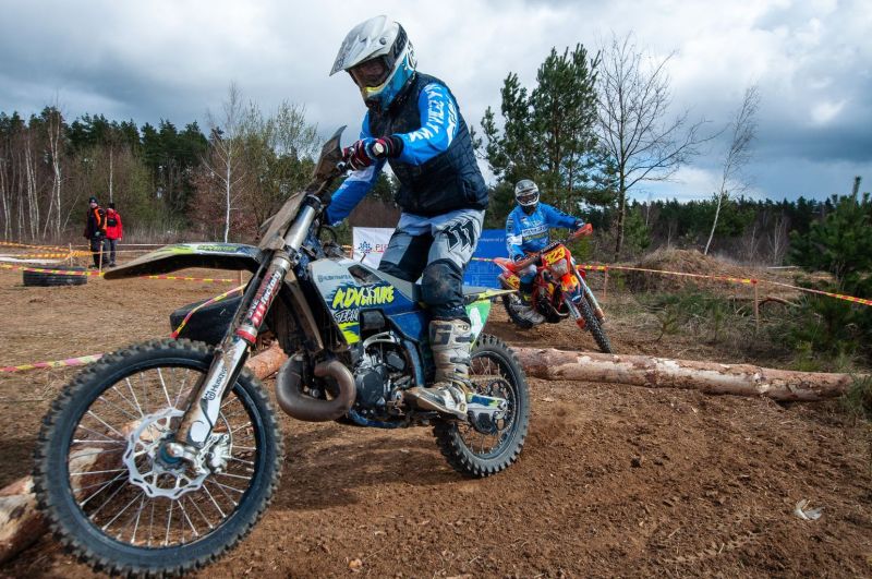 zawodnicy w trakcie jubileuszowych zawodów cross-country