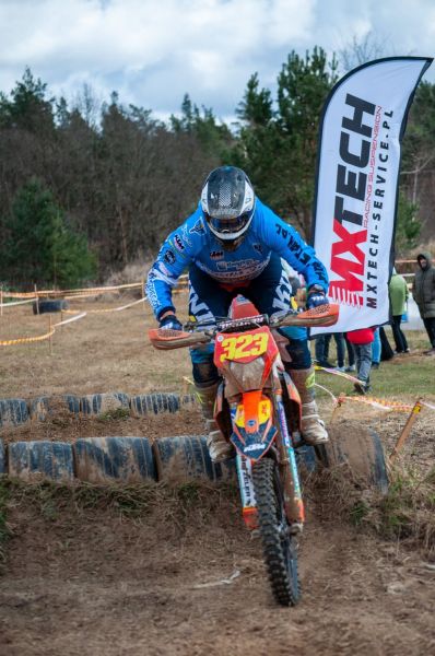 zawodnik w trakcie jubileuszowych zawodów cross-country
