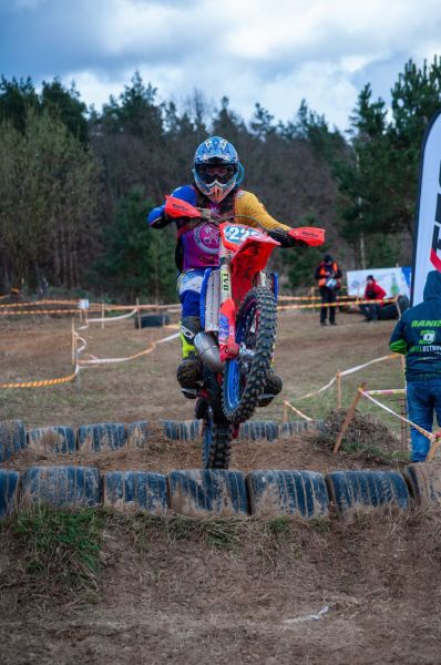 zawodnik w trakcie jubileuszowych zawodów cross-country