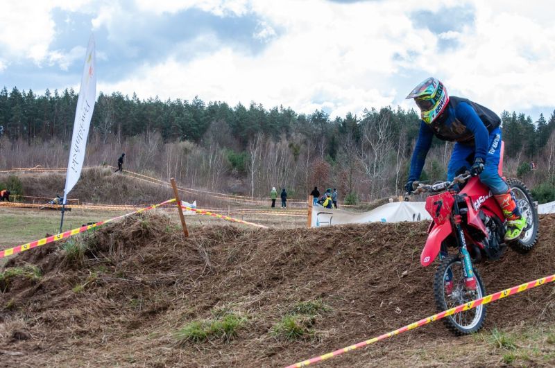 zawodnik w trakcie jubileuszowych zawodów cross-country