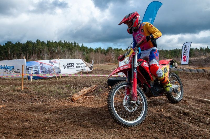 zawodnik w trakcie jubileuszowych zawodów cross-country