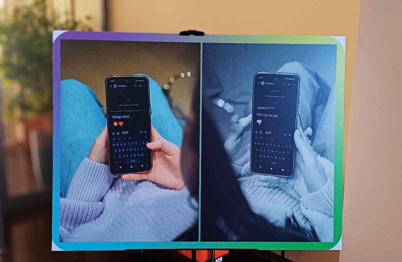 Lewa strona zdjęcia jest w kolorze i przedstawia telefon z wiadomością o treści „Miłego dnia” i ikoną słońca oraz serca. Prawa strona przedstawia telefon z wiadomością o treści „Jesteś ***** Nikt cię nie lubi” i ikoną dłoni z kciukiem skierowanym w dół.