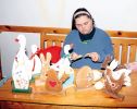 Uczestniczka WTZ przygotowująca ozdoby świąteczne.