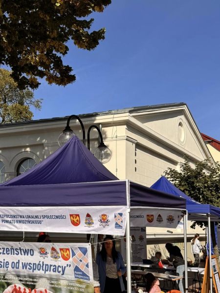 zdjęcie przedstawia stoisko reklamujące projekt. zdjęcie przedstawia stoisko reklamujące projekt.