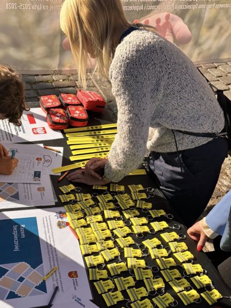 zdjęcie przedstawia gadżety promujące projekt. zdjęcie przedstawia gadżety promujące projekt.