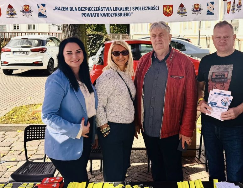 zdjęcia przedstawia osoby promujące projekt. zdjęcia przedstawia osoby promujące projekt.