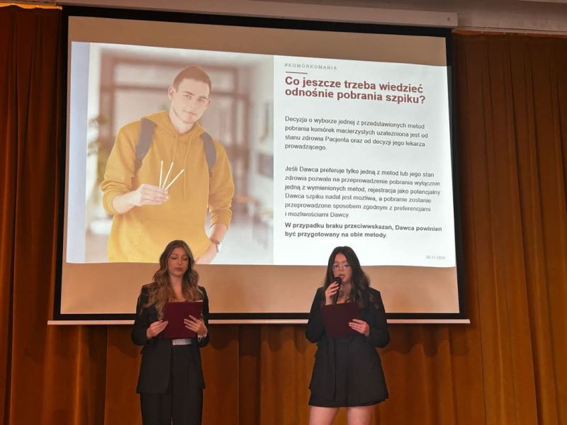 Uczennice prezentujące informacje na temat działania fundacji.