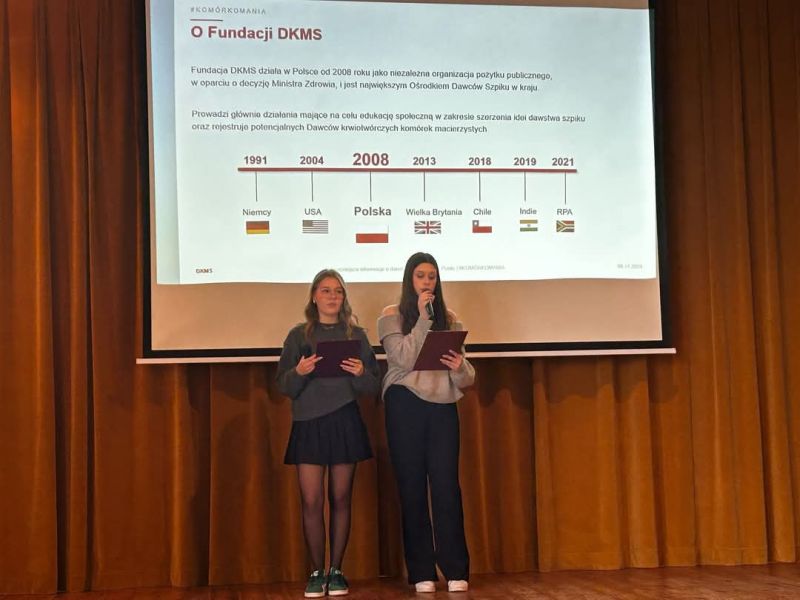 Uczennice prezentujące informacje na temat działania fundacji.