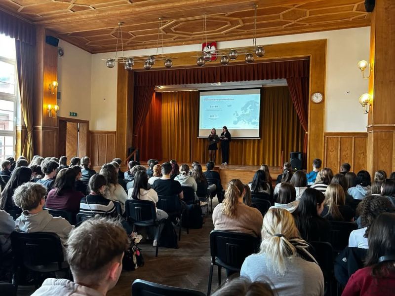 Uczennice prezentujące informacje na temat działania fundacji.