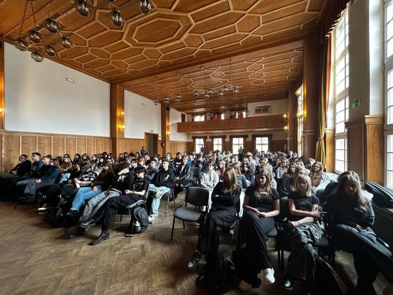 Uczniowie szkoły uczestniczą w wykładzie na temat działania fundacji DKMS, przygotowanym przez koleżanki ze szkoły.