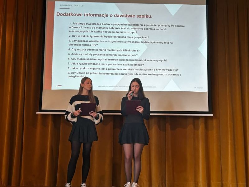 Uczennice prezentujące informacje na temat działania fundacji.