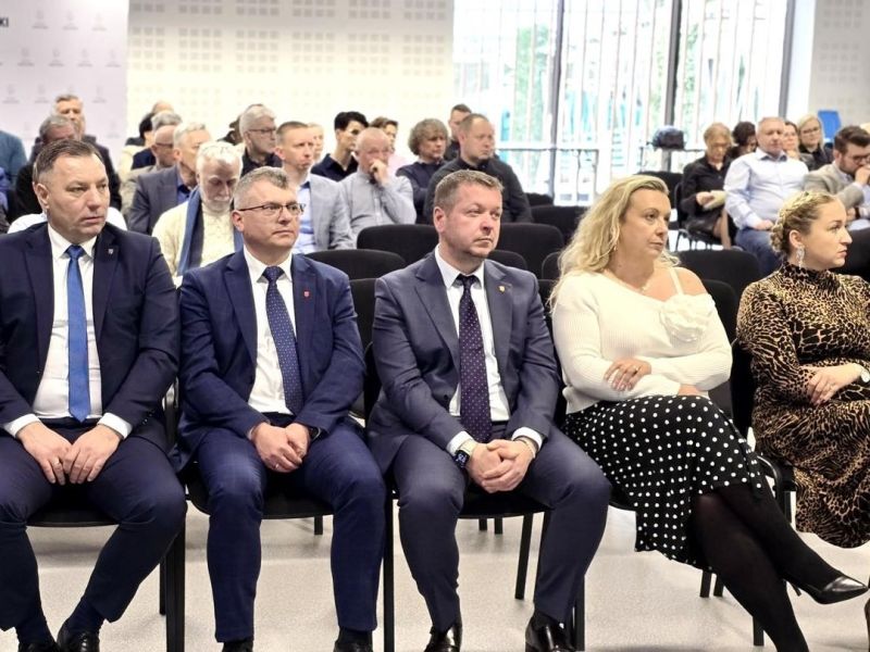 zdjęcie ogólne sali z uczestnikami w trakcie prelekcji