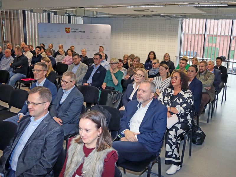 zdjęcie ogólne sali z uczestnikami konferencji 